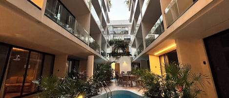 2 kolam renang terbuka