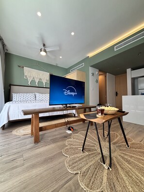 Studio Deluxe, ban công, quang cảnh hồ bơi | Két bảo mật tại phòng, bàn ủi/dụng cụ ủi quần áo 