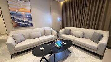 Apartment, 2 Bedrooms, Accessible, Smoking | Living room