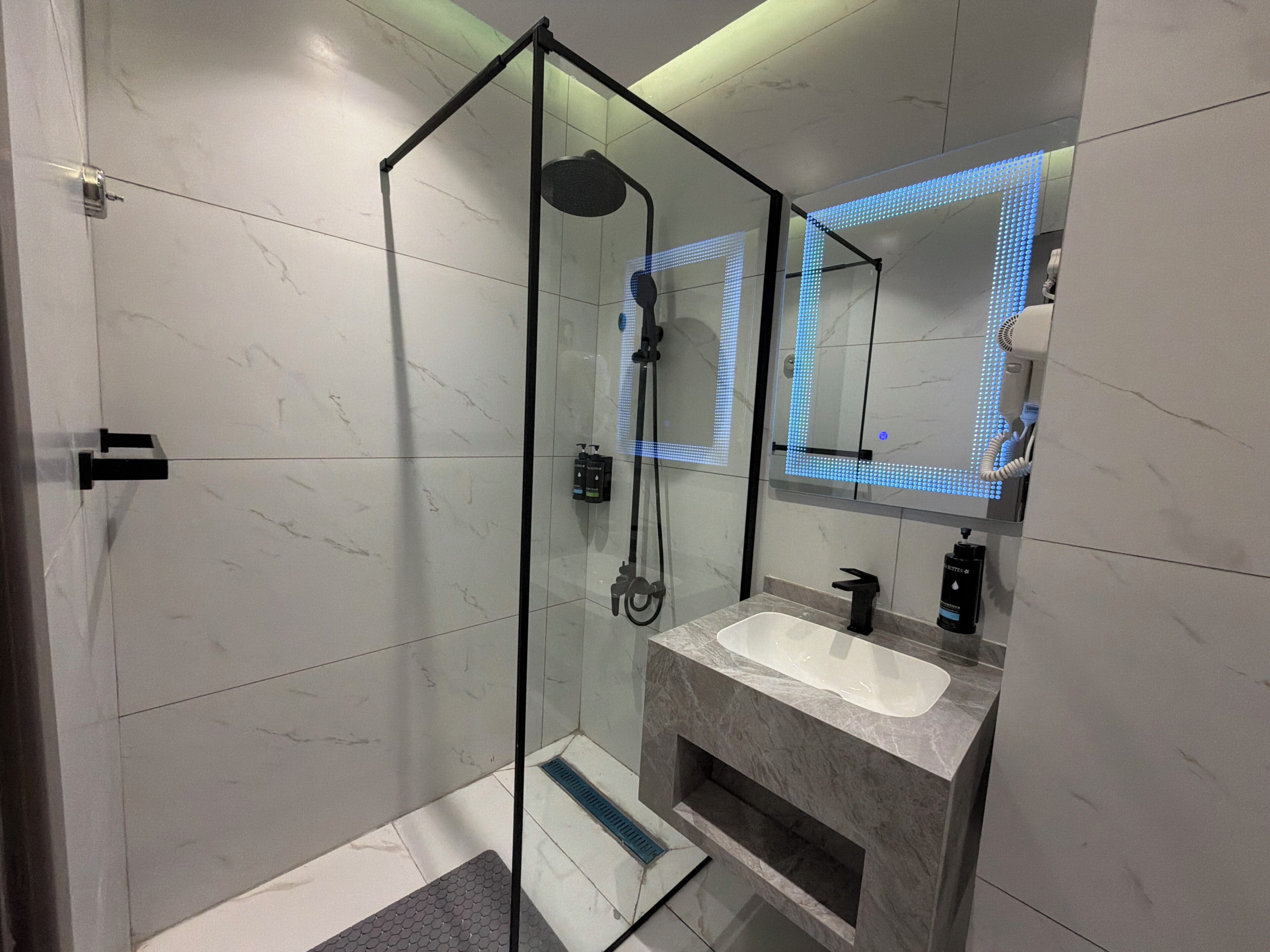 Apartment, 2 Bedrooms, Accessible, Smoking | Bathroom