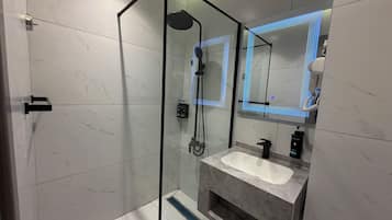 Apartment, 2 Bedrooms, Accessible, Smoking | Bathroom