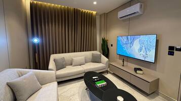 Apartment, 2 Bedrooms, Accessible, Smoking | Living room