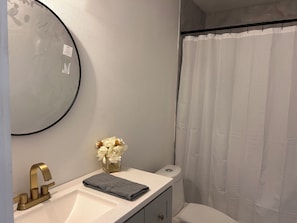 Towels, soap, toilet paper - 2.2 miles from AT&T Stadium. Cozy 2-bedroom condo in Arlington with AC. (Arlington)