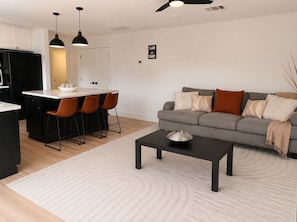 Living area - 2.2 miles from AT&T Stadium. Cozy 2-bedroom condo in Arlington with AC. (Arlington)
