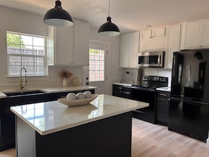 Private kitchen - 2.2 miles from AT&T Stadium. Cozy 2-bedroom condo in Arlington with AC. (Arlington)