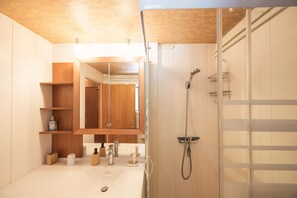 シャワー、ヘアドライヤー、タオル
