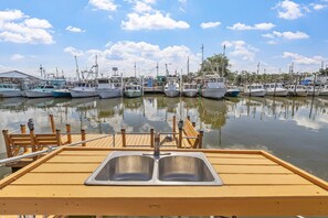 A marina with boats docked, a wooden pier, and a metal dock with a sink. - Gulf Access Getaway, 4 Kayaks, Dock, Fire Pit & Waterfront Fun, Boat Dock, FirePit, Bikes (Hernando Beach)