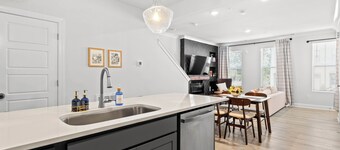 Family Home + Pets Welcome - King- Queen Bunk Beds, EV Charger, Sleeps 8