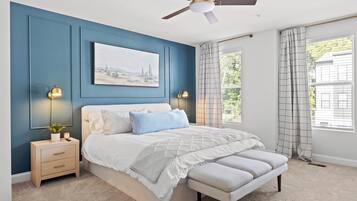 3 habitaciones, escritorio y tabla de planchar con plancha