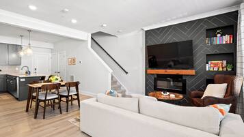 Smart TV, chimenea, libros y monitor de computadora