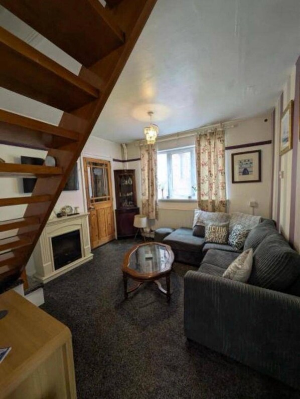 Living area - Bungalow Sleeps 8 Close to City With Wifi (Leicester)