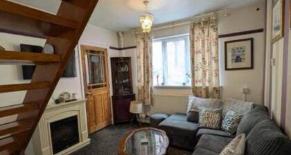 Bungalow Sleeps 8 Close to City With Wifi