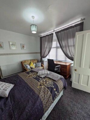 4 bedrooms, free WiFi - Bungalow Sleeps 8 Close to City With Wifi (Leicester)