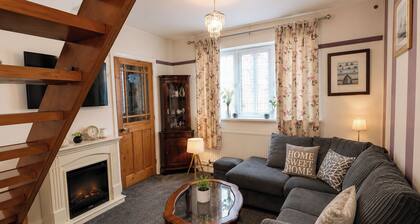 4-bed - Sleeps 8 - Free Parking