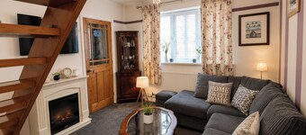 4-bed - Sleeps 8 - Free Parking