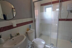 Shower - Bungalow Sleeps 8 Close to City With Wifi (Leicester)