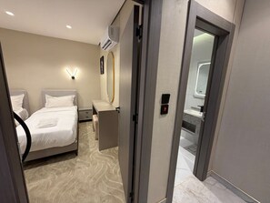 Ein Hotelzimmer mit einem Bett, einem Nachttisch und einem Spiegel.