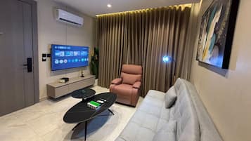 Apartment, 1 Bedroom, Accessible, Smoking | Living room