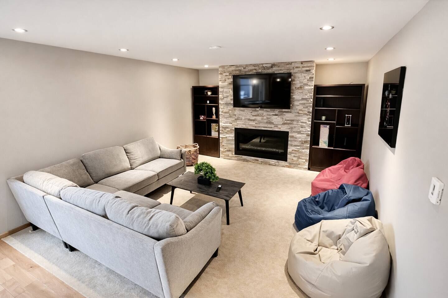 Fernseher, Kamin, Tischtennisplatte, Bücher