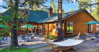 Lakesong Lodge by Avantstay Hot Tub + Basketball Court + Bunkhouse Walk to Beaches + Trails