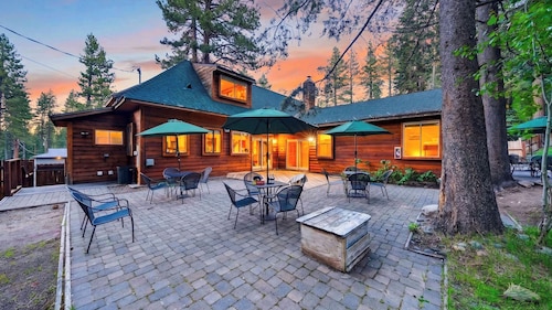 Lakesong Lodge by Avantstay Spa + Games + Patio Dining Mins to Emerald Bay + Lake