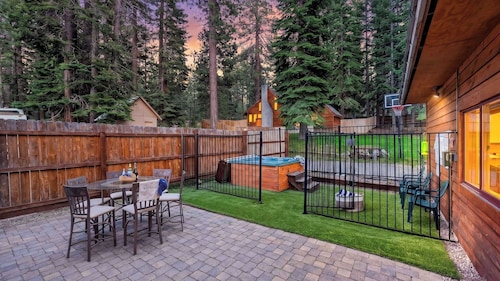 Lakesong Lodge by Avantstay Hot Tub + Basketball Court + Bunkhouse Walk to Beaches + Trails