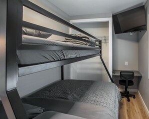 Tabla de planchar con plancha, wifi y ropa de cama 