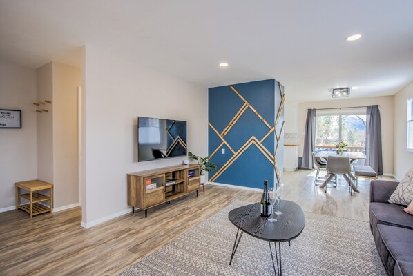 Living area - Delightful 4-bedroom house in Colorado Springs perfect for families (Colorado Springs)