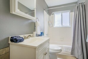 Bathroom - Delightful 4-bedroom house in Colorado Springs perfect for families (Colorado Springs)