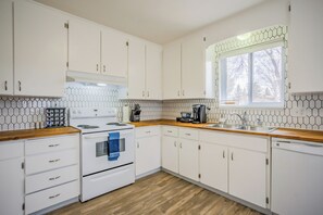 Private kitchen - Delightful 4-bedroom house in Colorado Springs perfect for families (Colorado Springs)