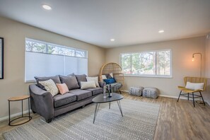 Living area - Delightful 4-bedroom house in Colorado Springs perfect for families (Colorado Springs)