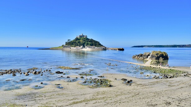 A coastal scene with a castle on a hill, calm water, and a rocky shoreline. - Folneth - Parking, Garden, Beachfront (Marazion)