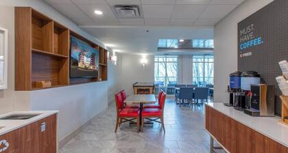 Cozy 1-bedroom, 2 queen bed, hotel suite with AC in soothing Downtown Ashville