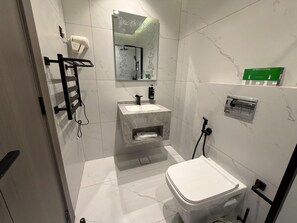 A modern bathroom with a toilet, sink, and shower. - 406 Tara-jre Jabal Al Lweibdeh With Stunning View (Amman)