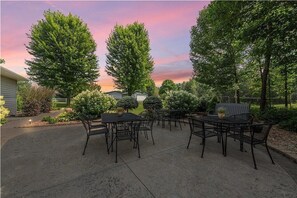 Outdoor dining - Spacious 5-bedroom House with Outdoor Spaces, Sleeps 12+ (Baldwin)