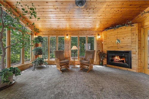 Spacious 5-bedroom House with Outdoor Spaces, Sleeps 12+