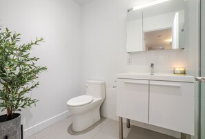 Hair dryer, towels - The Old Port Hideaway (Montreal)