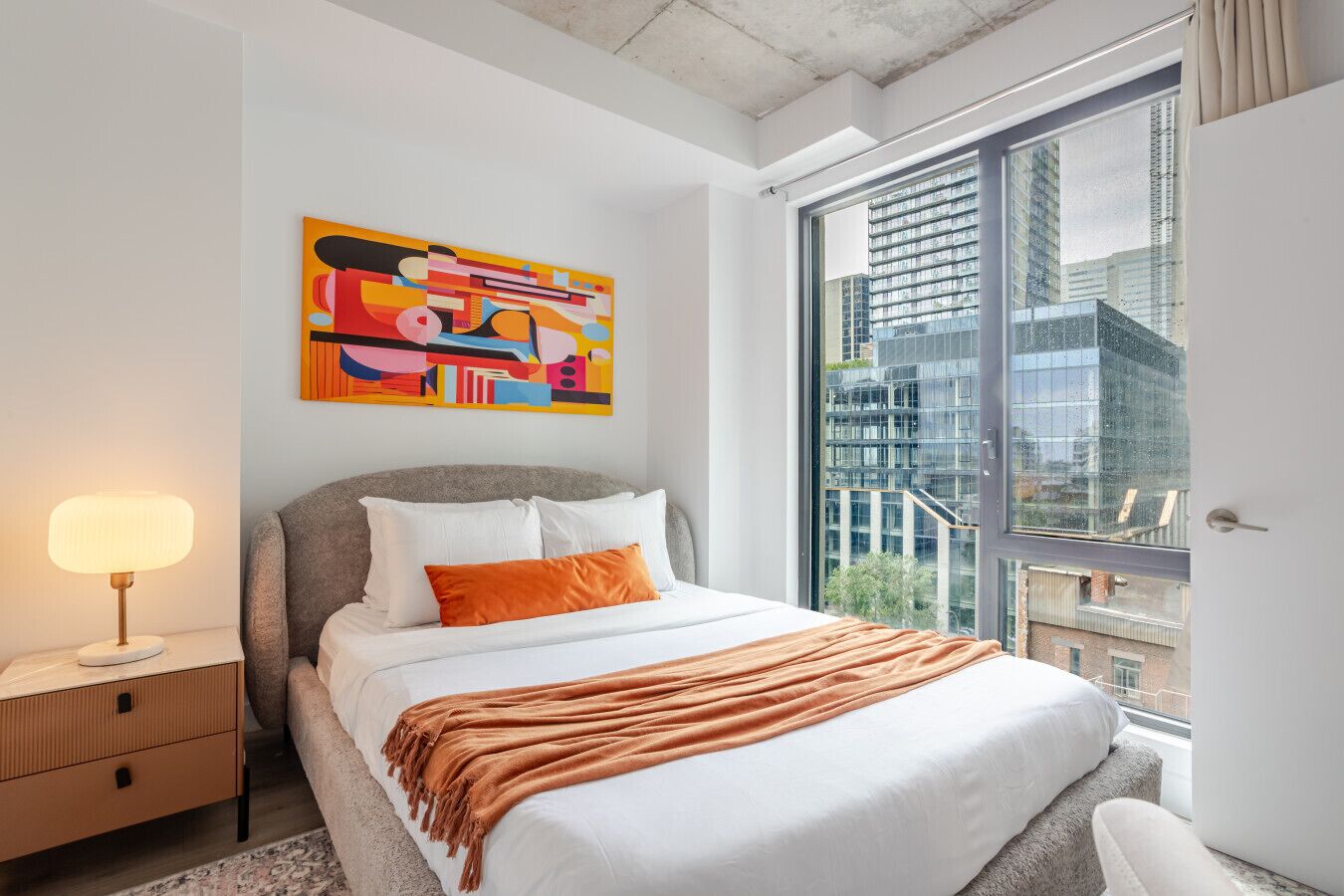 Desk, iron/ironing board, WiFi, bed sheets