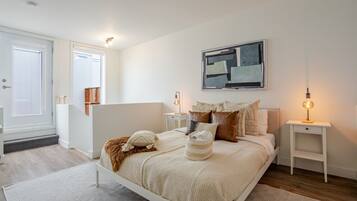 Desk, iron/ironing board, WiFi, bed sheets