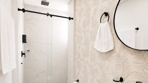 A modern bathroom with a toilet, sink, and shower. - Apartaestudio Luxury (Sabaneta)