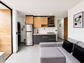 Deluxe-Apartment | Wohnbereich | 50-Zoll-Smart-TV mit Digitalempfang, Netflix, Streaming-Dienste
