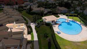 Ein Resort mit Pool, überdachtem Bereich und Meerblick.