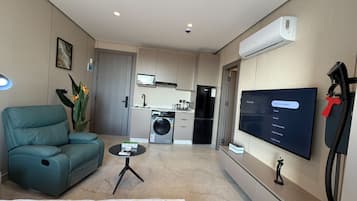 Apartment, 1 Bedroom, Accessible, Smoking | Living room