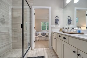 Douche, sèche-cheveux, serviettes fournies, savon