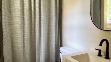 Serviettes fournies, papier toilette