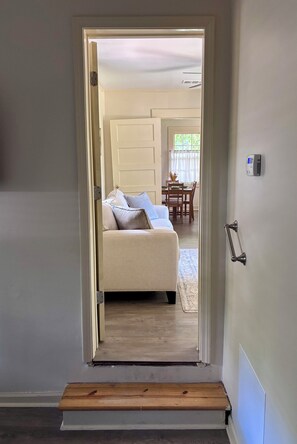 Living area - Peaceful cottage in quaint Columbus, GA. (Columbus)
