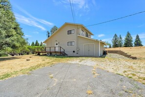 Exterior - Charming Yosemite 3BR Cottage with Hot Tub & Stargazing (Groveland)