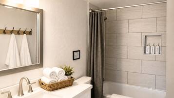 Sèche-cheveux, savon, papier toilette