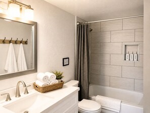 Bathroom - Charming Yosemite 3BR Cottage with Hot Tub & Stargazing (Groveland)