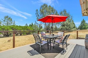 Outdoor dining - Charming Yosemite 3BR Cottage with Hot Tub & Stargazing (Groveland)